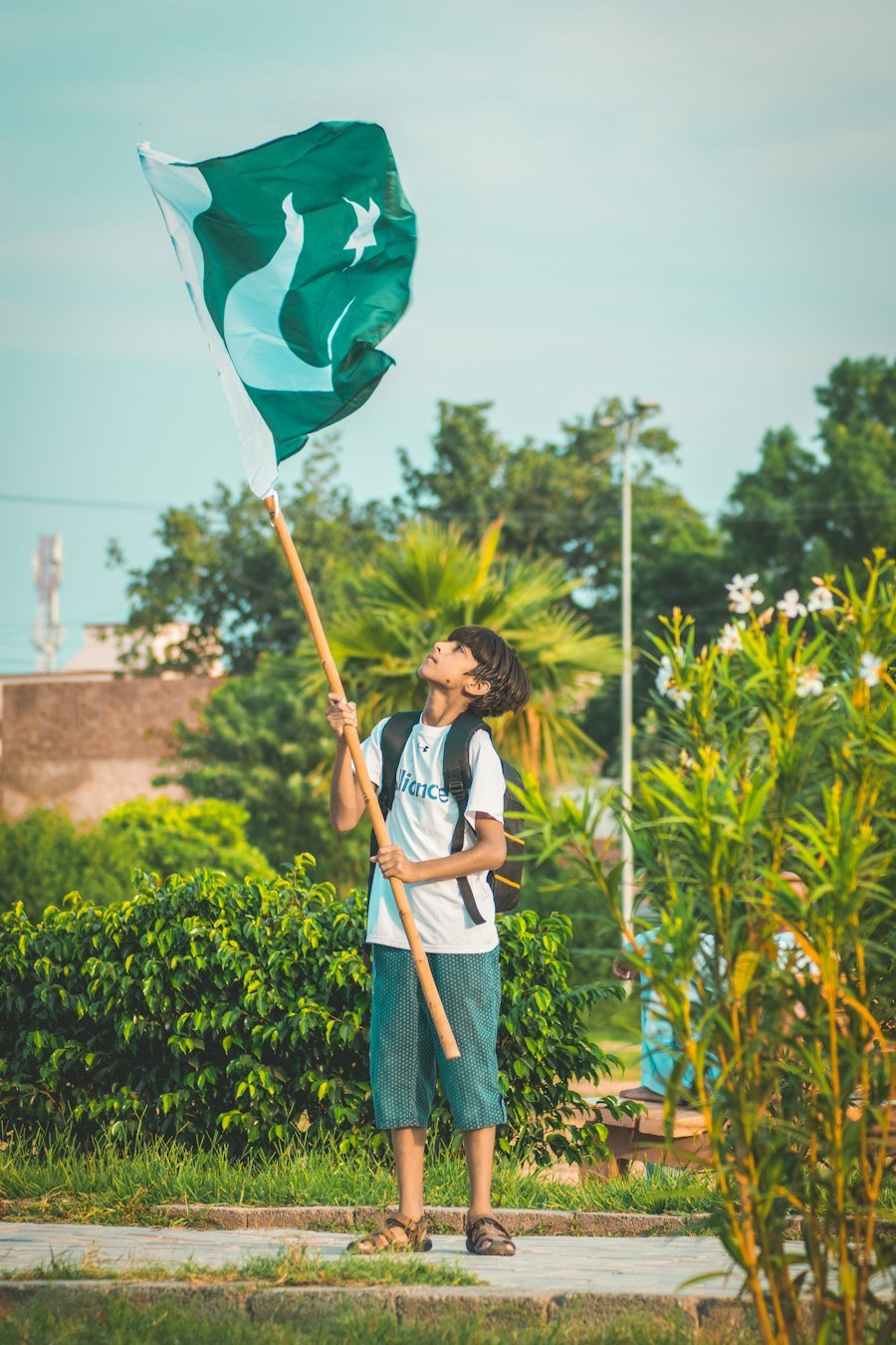 Student holding the Pakistan flag